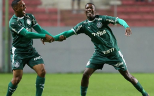 Revelado em Taça das Favelas, volante festeja chance no Palmeiras