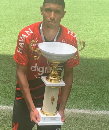 Paranaense: Após título em 2019, zagueiro treina forte para voltar ao Athletico