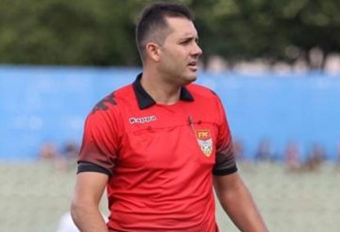 Árbitro leva tombo e se ‘lesiona’ em jogo da Copa SP. VEJA!