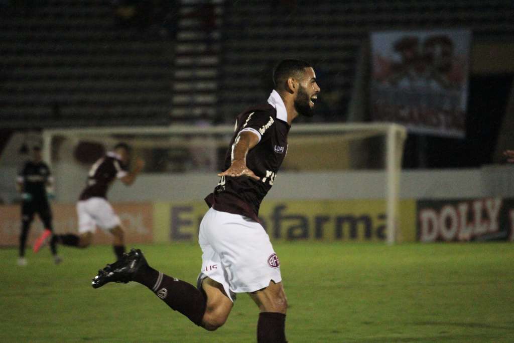 David celebra gol pela Ferroviária