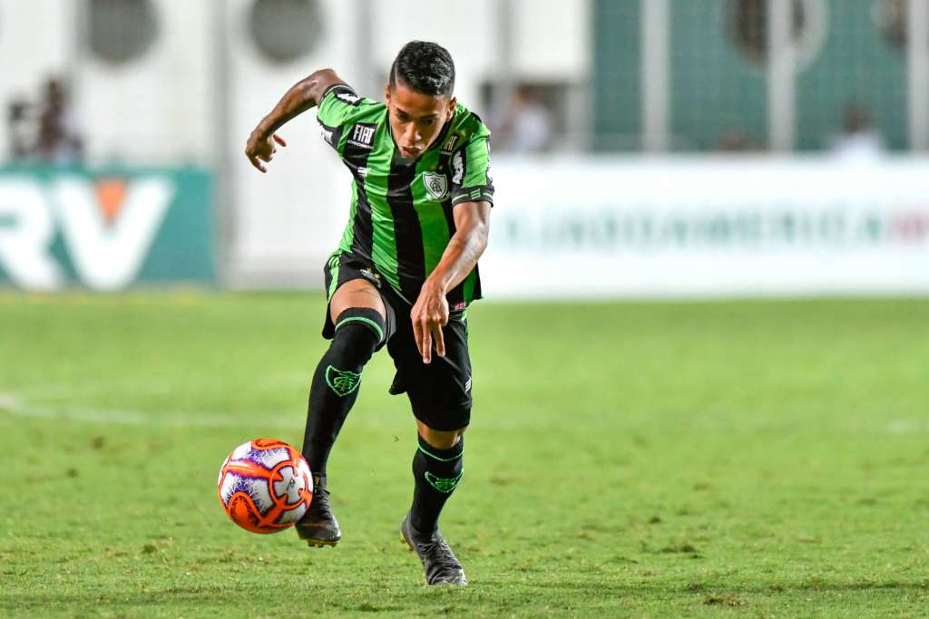 Matheusinho está valorizado após a boa temporada que fez em 2019 (Foto: Mourão Panda/América-MG)
