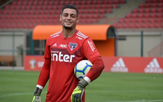 Direção do São Paulo suspende contrato de goleiro que agrediu a mulher