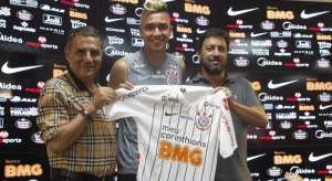 Cantillo recebe a 8 do Corinthians em homenagem a Rincón: 'Difícil fazer igual'