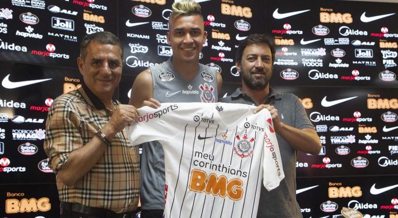 Cantillo recebe a 8 do Corinthians em homenagem a Rincón: ‘Difícil fazer igual’