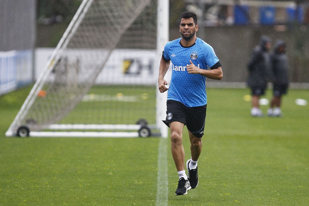 Maicon treina na pré-temporada do Grêmio e descarta realização de cirurgia