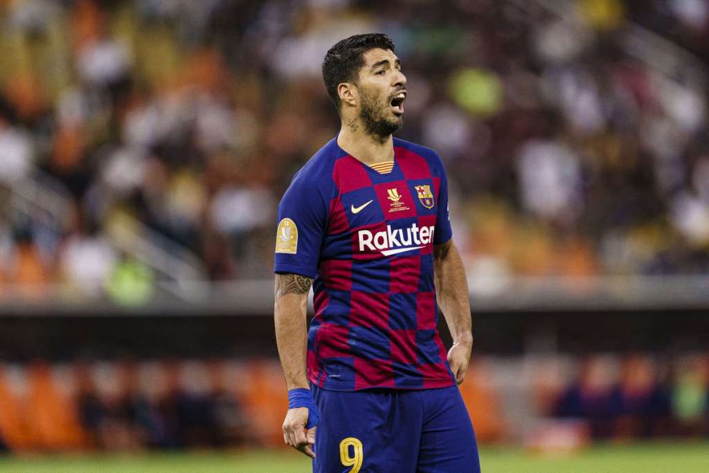 Suárez passa por cirurgia no joelho direito e desfalca Barcelona por até 4 meses