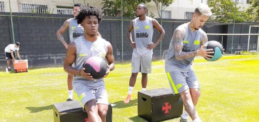 Carioca: Meia retorna do CSKA e espera conquistar a confiança de Abel no Vasco