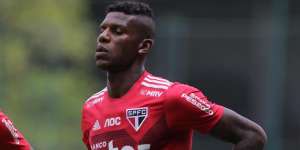São Paulo multa jogador que vestiu a camisa de rival durante as férias