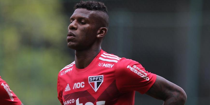 São Paulo multa jogador que vestiu a camisa de rival durante as férias