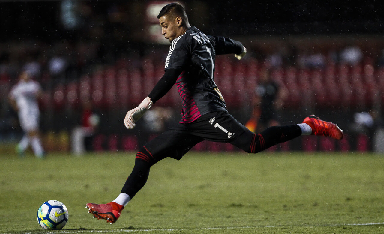 Time do Brasileirão fecha com goleiro do São Paulo que agrediu a esposa