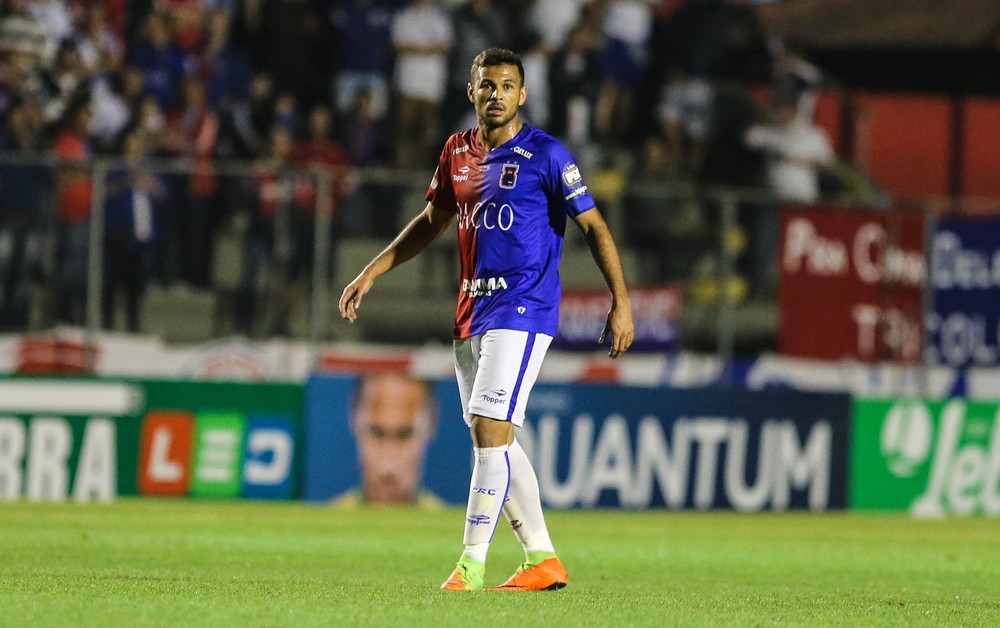 Paulistão: Guarani encaminha contratação de ex-lateral de Paraná e Ceará