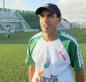 Antes do Alagoano, Murici anuncia demissão de Edson Ferreira e contrata novo técnico