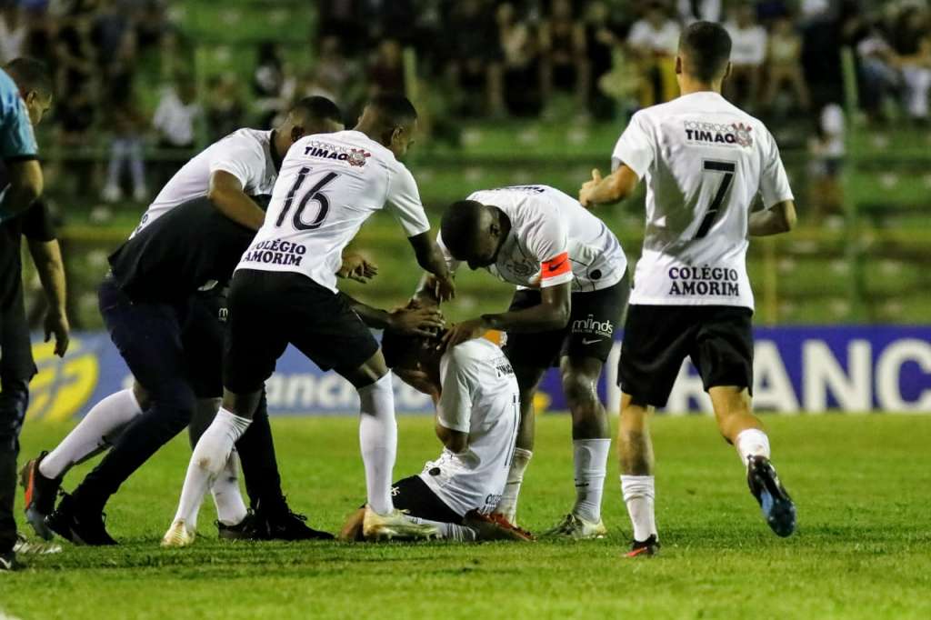 Corinthians avança às oitavas de final