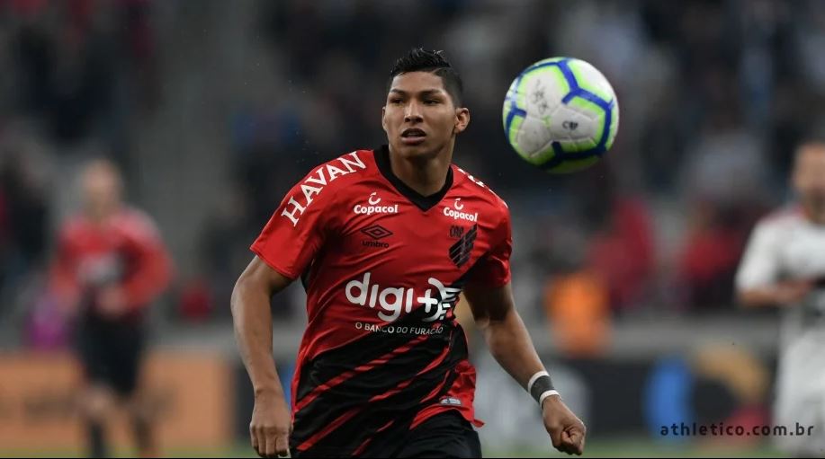 Corinthians avança e fica próximo de fechar com destaque de rival do Brasileirão