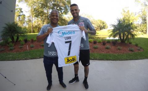 Torcedor do Corinthians, atacante ganha a camisa 7 e se espelha em Marcelinho Carioca
