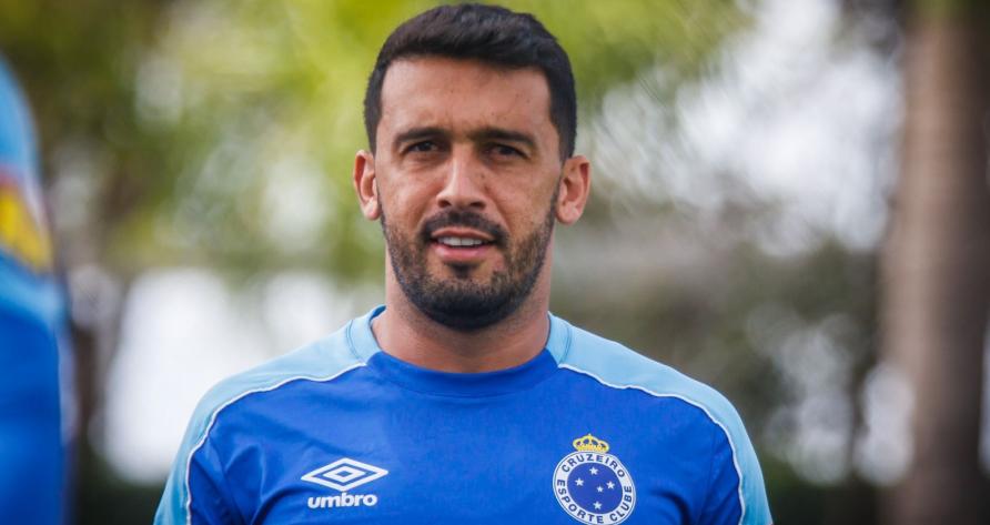 Lateral esquentadinho aceita redução de salário e decide ficar no Cruzeiro