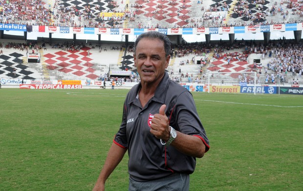 No dia do treinador de futebol, Roberval Davino homenageia técnico lendário