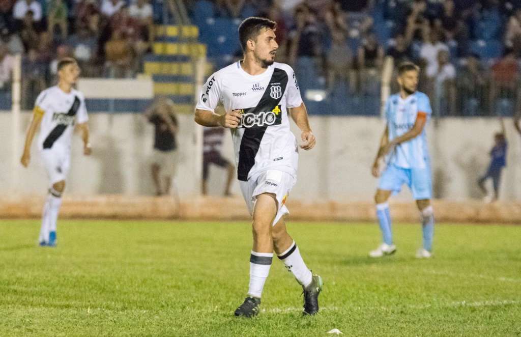 Alex Girolli em ação pela Ponte Preta na Copa SP