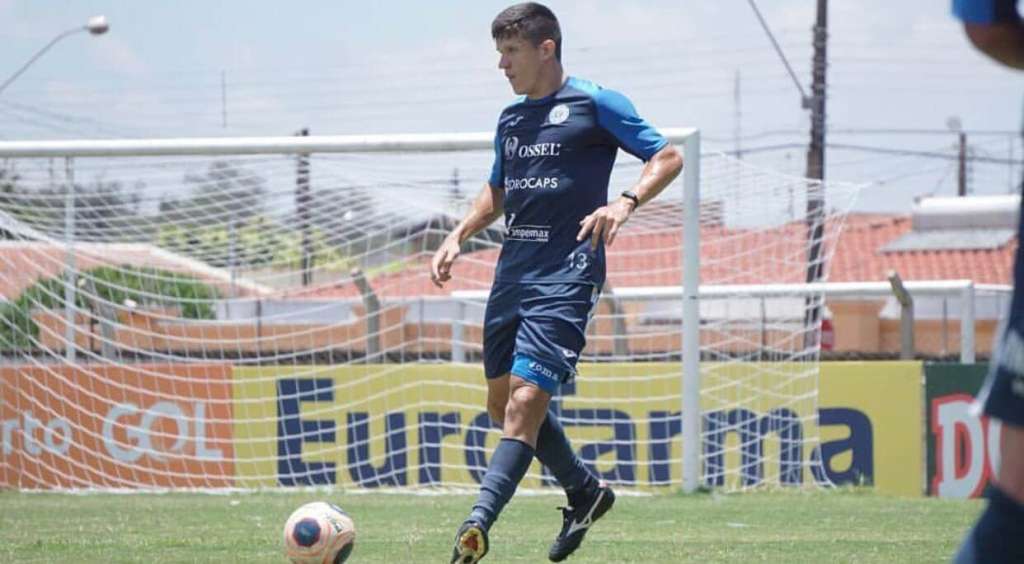 O zagueiro Victor Sallinas entrou no segundo tempo da atividade (Foto: Neto Bovino/São Bento)