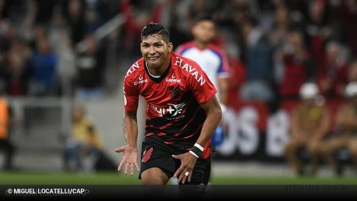 Palmeiras entra na briga com Corinthians por atacante do Athletico-PR