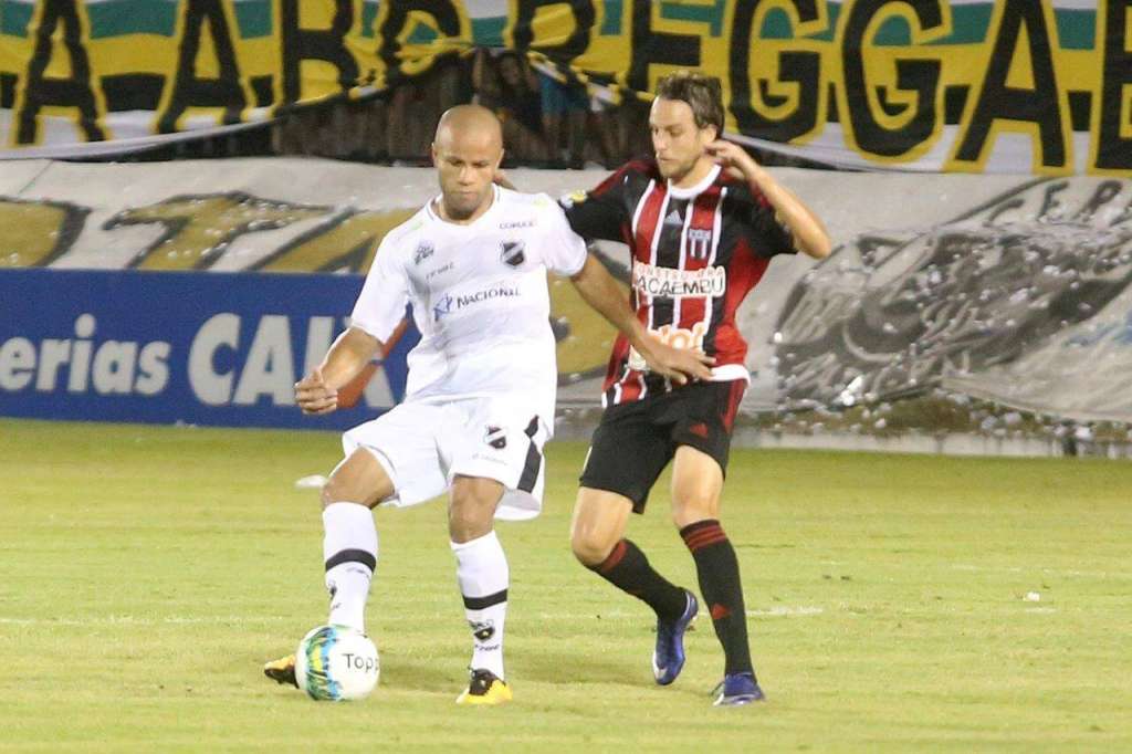 O volante Anderson Pedra é o novo reforço do Mixto