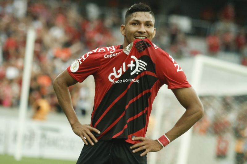 Corinthians aguarda resposta do Athletico-PR para acertar com Rony