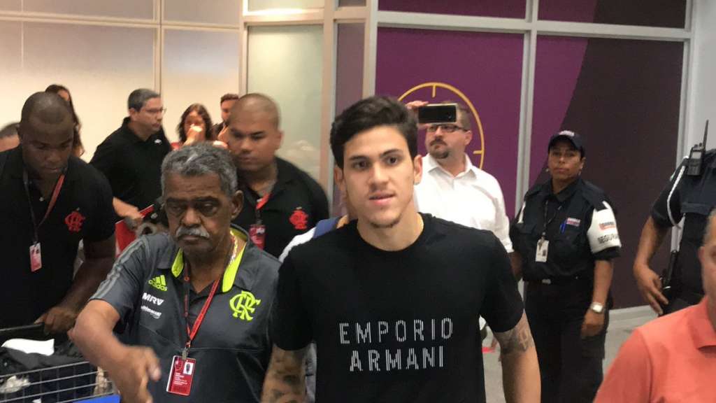 Pedro chega ao Rio para assinar com o Flamengo: 'Faltam detalhes'