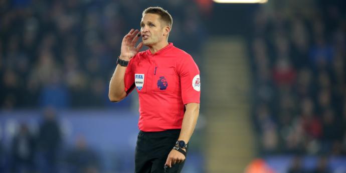 Inglês: Árbitros terão de revisar lances de expulsão em monitores no campo