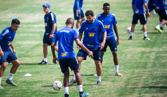 Mineiro: Sem acerto com a diretoria, artilheiro do Cruzeiro é liberado dos treinos