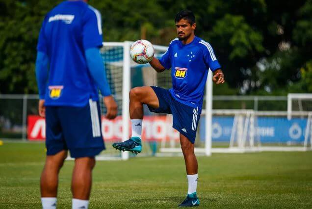 Mineiro: Cruzeiro não ouve treinador e libera ex-zagueiro do Vitória