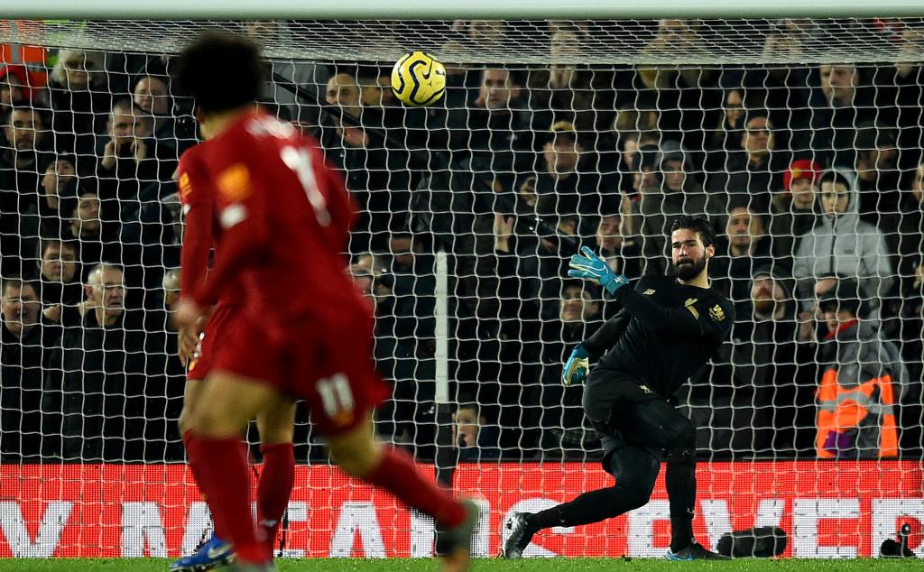 INGLÊS: Alisson dá assistência, Liverpool bate o United e abre 16 pontos na liderança