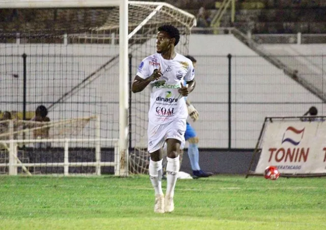 Paulista A3: Titular absoluto, lateral projeta acesso do Comercial: ‘Foco total’