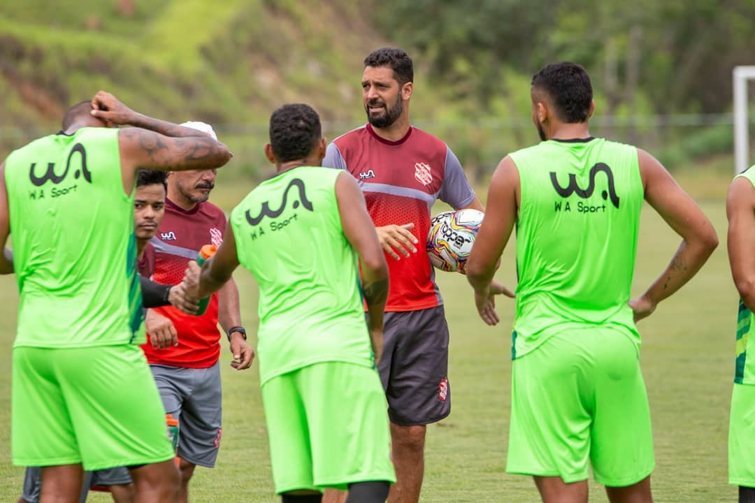 Carioca: Eduardo Allax elogia Bangu na estreia contra o Vasco e mira primeira vitória