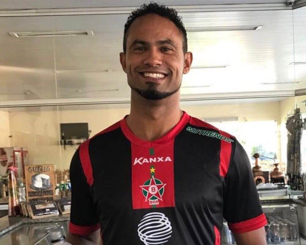 Sob protestos, time da Série D confirma contratação do goleiro Bruno