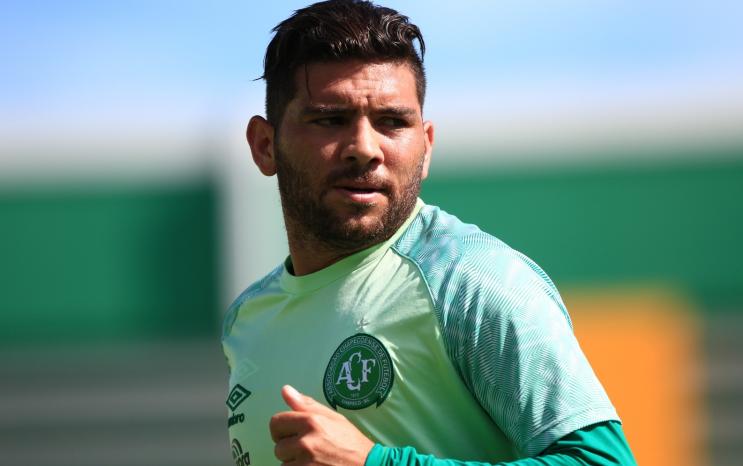Chapecoense se aproxima de ex-Corinthians e acerta permanência de gringo