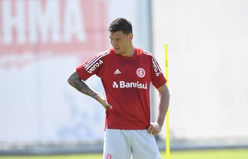 Musto sente dores no joelho e vira dúvida para estreia do Internacional no Gaúcho