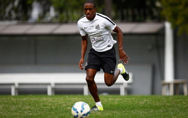 Goianão: Goiás confirma contratação de ex-lateral do Santos que estava na Europa