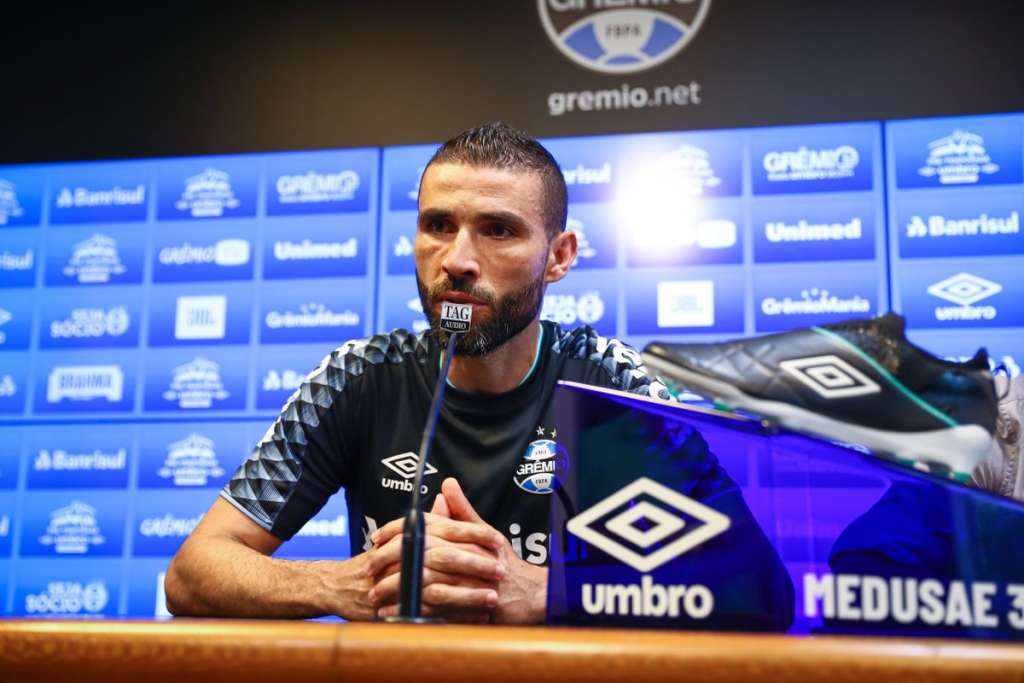 Em busca de 'novos ares', Vanderlei é apresentado oficialmente no Grêmio