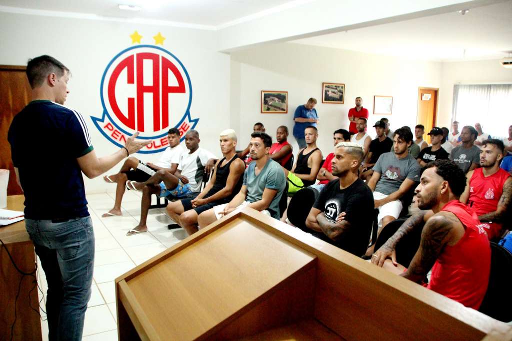 Guarizo deu orientações ao elenco e comissão técnica do Penapolense - Silas Reche / CA Penapolense