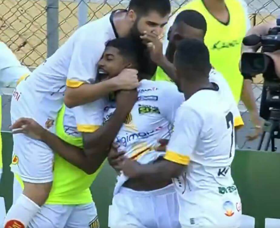 Jogadores do Novorizontino comemoram o gol marcado por Capixaba