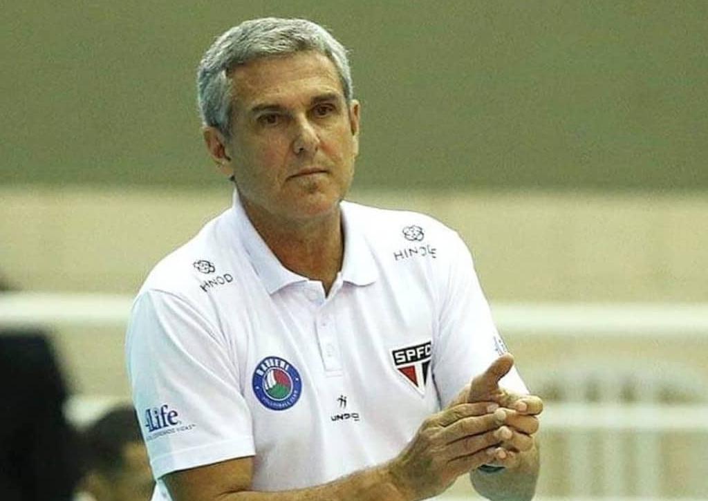 Irritado com arbitragem no vôlei, José Roberto Guimarães tira a equipe de quadra