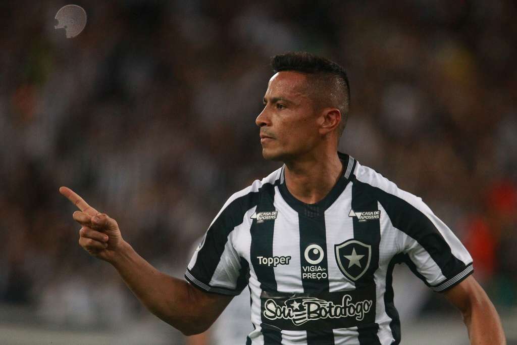 Cícero aceitou reduzir o salário para permanecer no Botafogo
