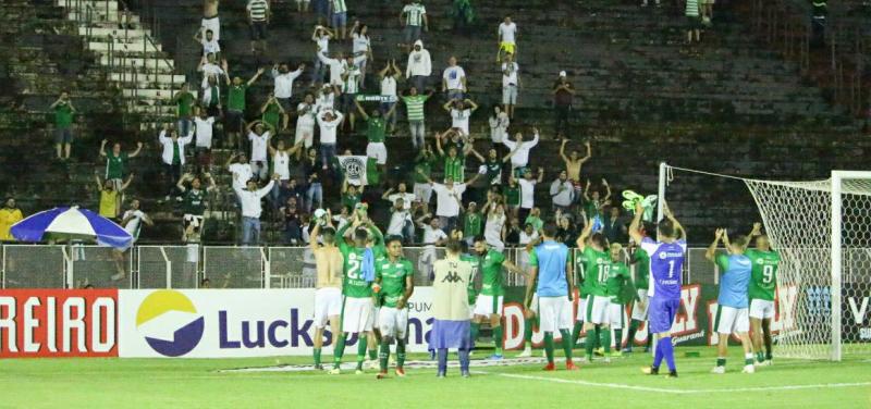 Jogadores bugrinos festejam vitória com torcida. Foto: David Oliveira - GFC