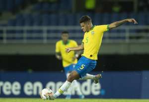 Clube espanhol volta a briga e pode melar ida de volante do Athletico-PR ao Lyon