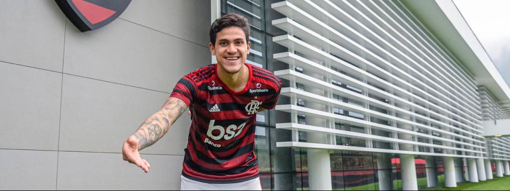 Flamengo oficializa acerto com ex-Flu: ‘Feliz demais por estar de volta’