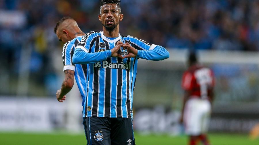 Time da Paraíba tenta viabilizar contratação de Léo Moura, ex-Grêmio e Flamengo
