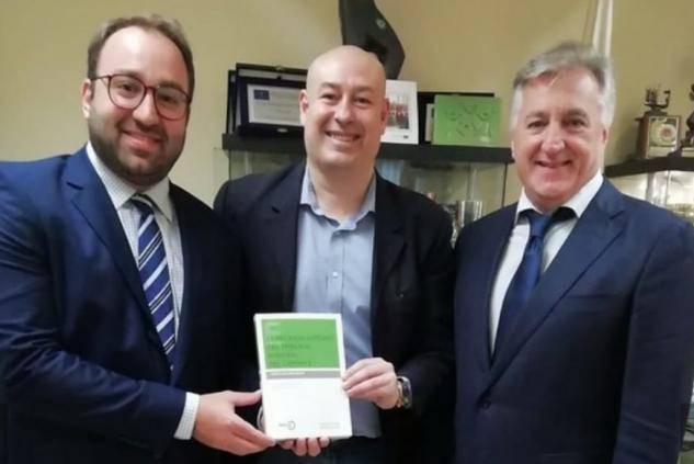 Rinaldo Martorelli (dir.) comemora expansão internacional do Sindicato de Atletas São Paulo (Foto: Divulgação/Sindicato de Atletas SP)