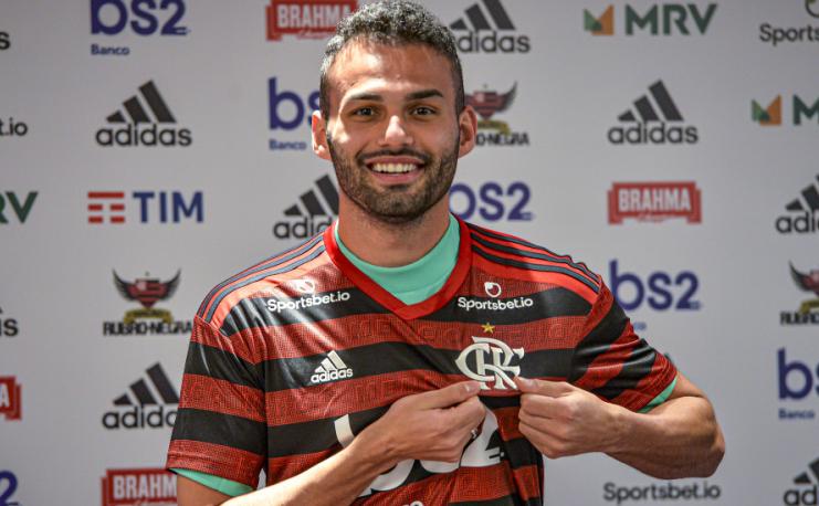 Thiago Maia escolhe música no Flamengo e avisa: ‘Bola passa, jogador, não’