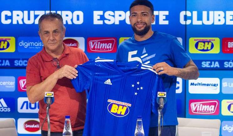 Cruzeiro oficializa contratação de ex-volante do Grêmio: ‘Me sinto honrado’