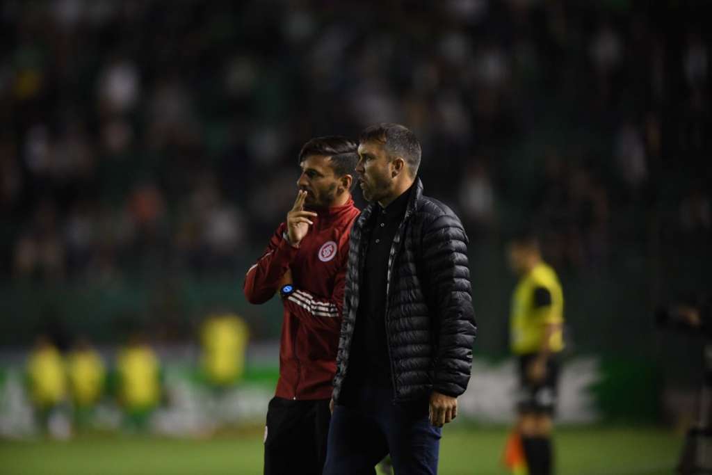  Feliz com vitória na estreia, Coudet revela busca por mais um atacante no Inter